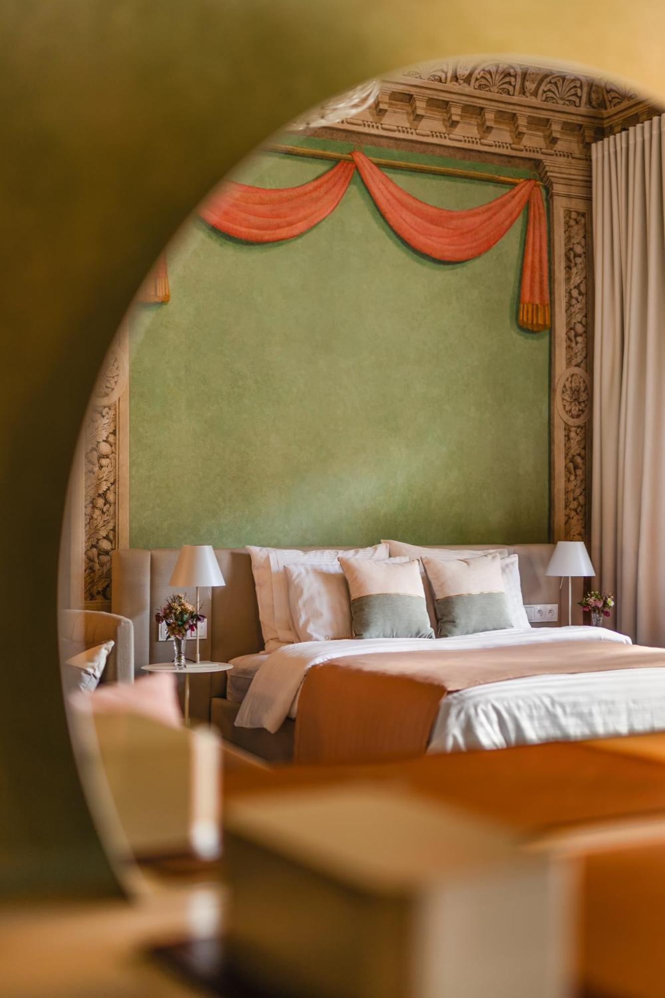 Deluxe Queen Room