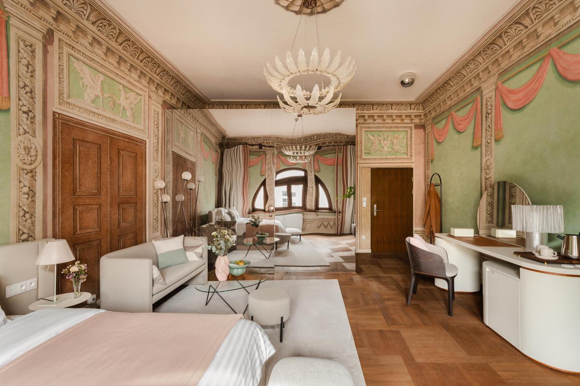 Deluxe Queen Room